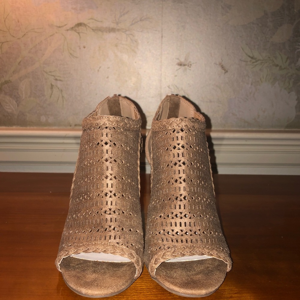 Taupe brown high heels. Women’s size 5-runs small